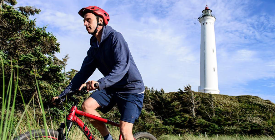 Arkivfoto af mand, der cykler